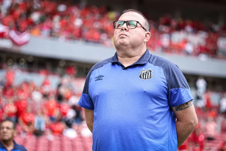 Marcelo Fernandes, técnico do Santos, antes do jogo contra o Inter — Foto: Maxi Franzoi/AGIF