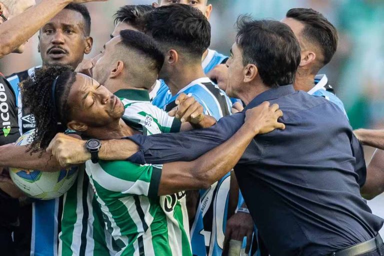 Atacante Ênio, do Juventude, é atingido pelo braço de Gustavo Quinteros, técnico do Grêmio