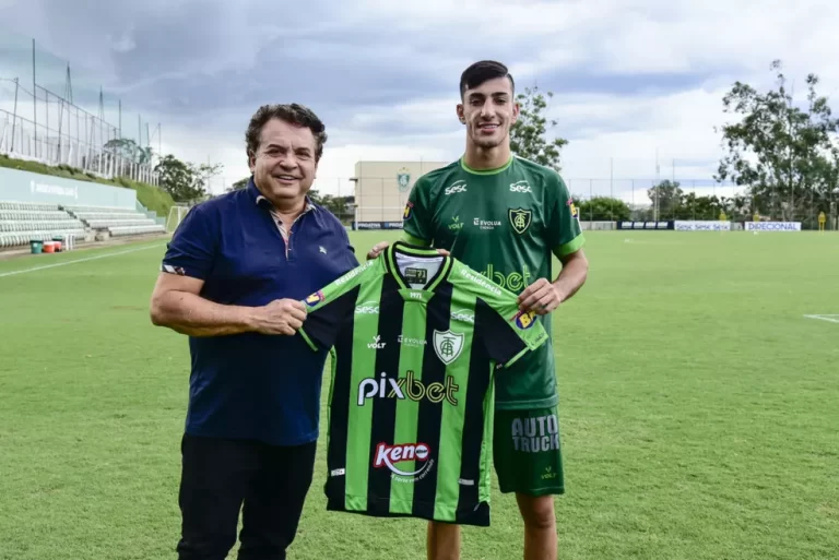 Pedrinho é apresentado no América — Foto: Divulgação / América