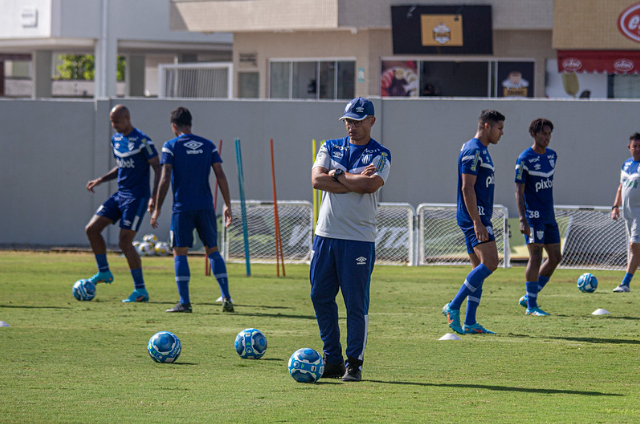 Alex, técnico do Avaí