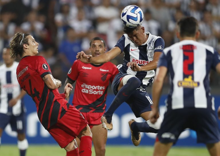 Alianza Lima x Athletico-PR, na Libertadores 2023. Foto: Daniel Apuy/Getty Images