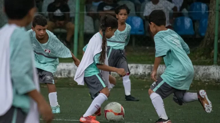 Alice treinando com os meninos da base do Fluminense. Foto: Leonardo Brasil/Fluminense FC