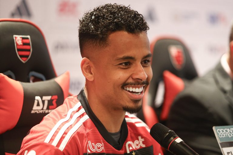 Allan é apresentado no Flamengo