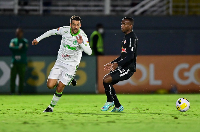 Disputa de bola em Red Bull Bragantino x América-MG