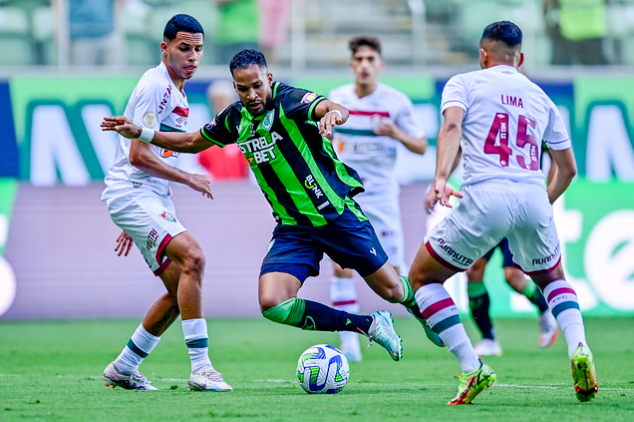 Disputa de bola em América-MG x Fluminense