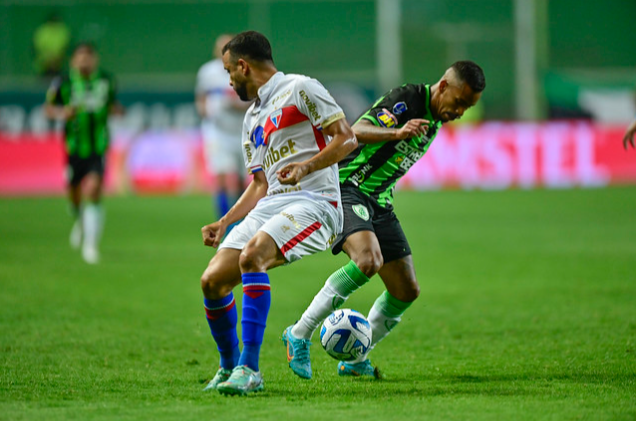 Disputa de bola em América-MG x Fortaleza