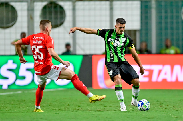 Danilo Avelar - zagueiro do América-MG - e Alemão, atacante do Internacional, em América-MG x Internacional