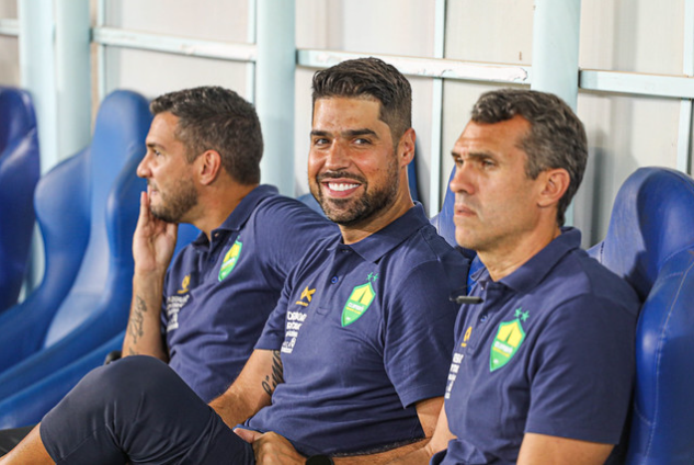 António Oliveira, técnico do Cuiabá, e comissão técnica do Dourado