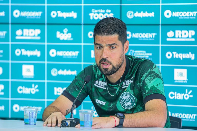 António Oliveira teria sofrido xenofobia durante julgamento da briga do Atletiba. Foto: Reprodução/Coritiba FC