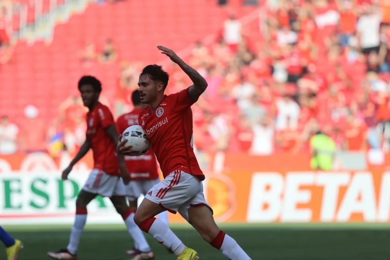 De volta ao time titular, Maurício vai bem faz gol e entra na disputa por uma vaga no time de Mano Menezes