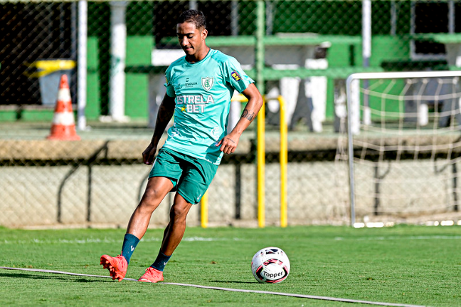 Arthur, lateral-direito do América-MG