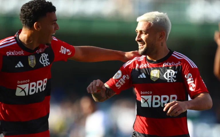 Victor Hugo e Arrascaeta comemoram gol pelo Rubro-Negro (Foto: Gilvan de Souza / Flamengo)