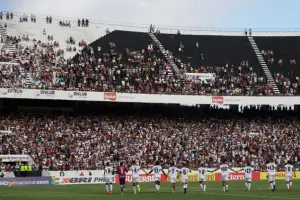 Torcida do Santa Cruz no estádio do Arruda