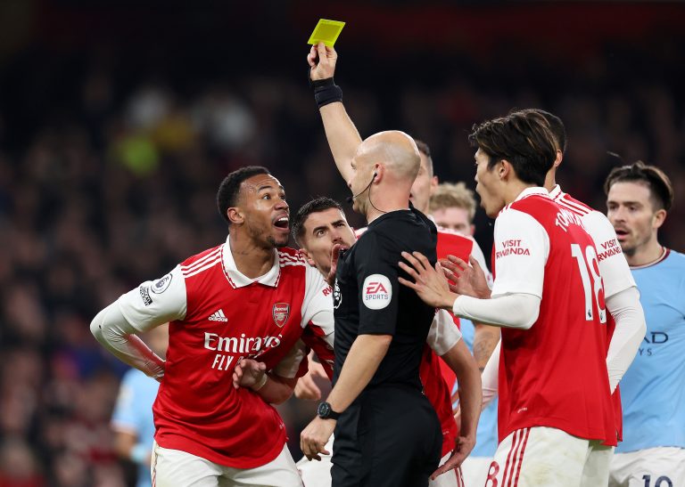 Gabriel Magalhães falha em jogo entre Arsenal e Manchester City.