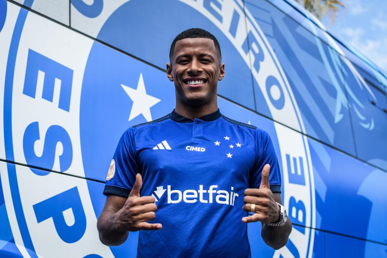 Arthur Gomes chega ao Cruzeiro