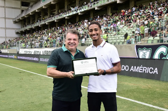 Homenagem do América-MG ao lateral-direito Arthur