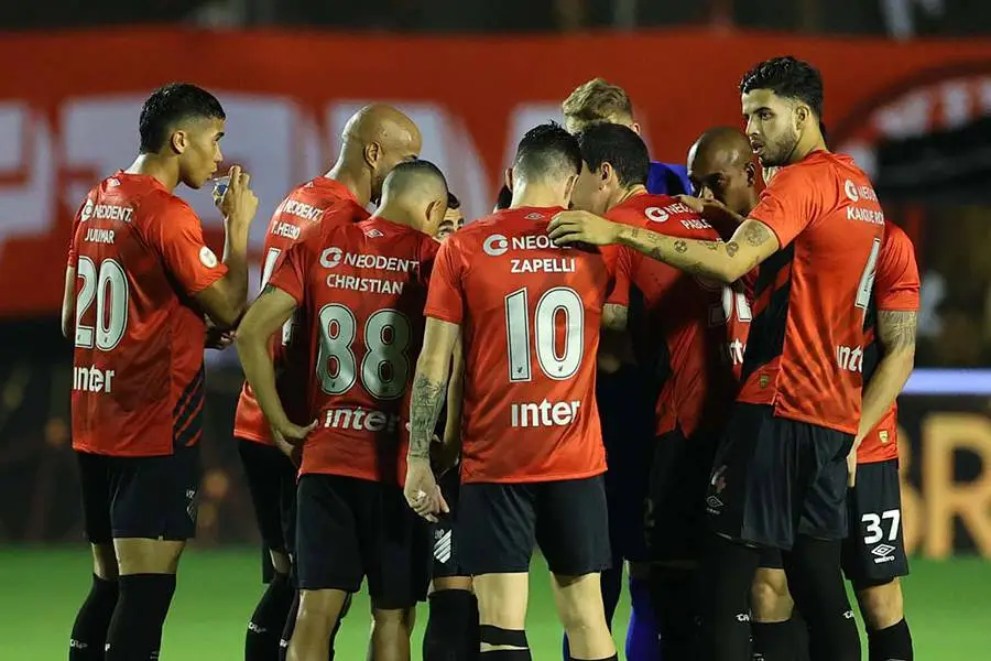 Jogadores do Athletico-PR no Barradão