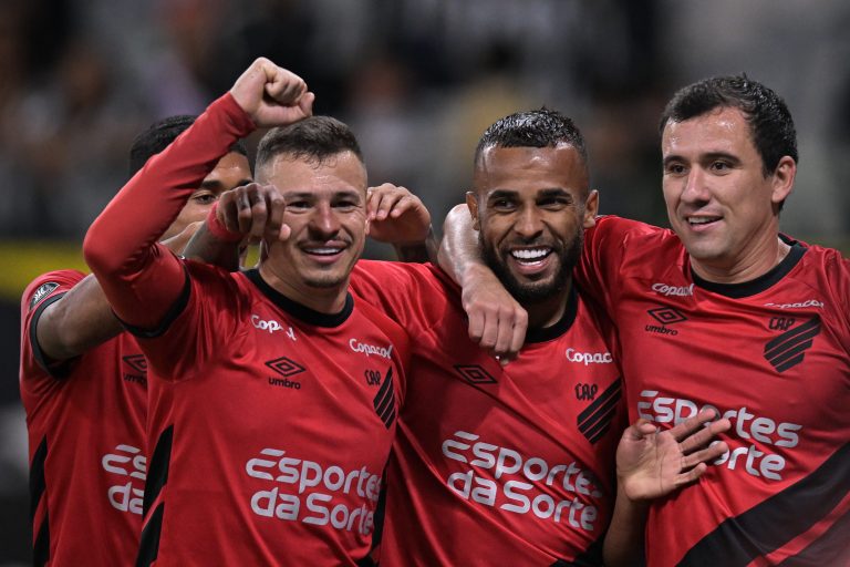 Alex Santana celebra gol com colegas do Athletico-PR. Foto: Pedro Vilela/Getty Images