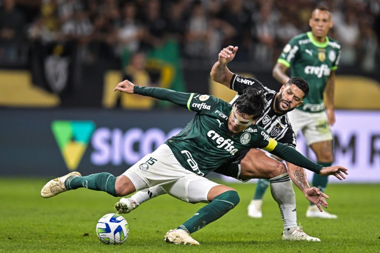 Hulk - atacante - e Gustavo Gómez, zagueiro, em Atlético-MG x Palmeiras