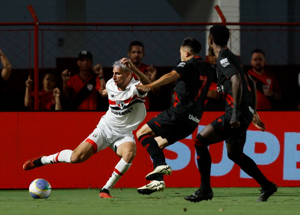 Disputa de bola em Atlético-GO x São Paulo