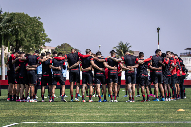 Jogadores do Atlético-GO reunidos