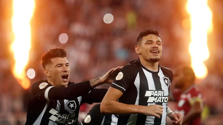 Tiquinho Soares e Victor Cuesta, jogadores do Botafogo (Foto: Divulgação / Vitor Silva / Botafogo)