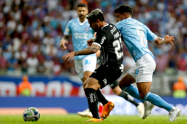 Disputa de bola em Bahia x Corinthians