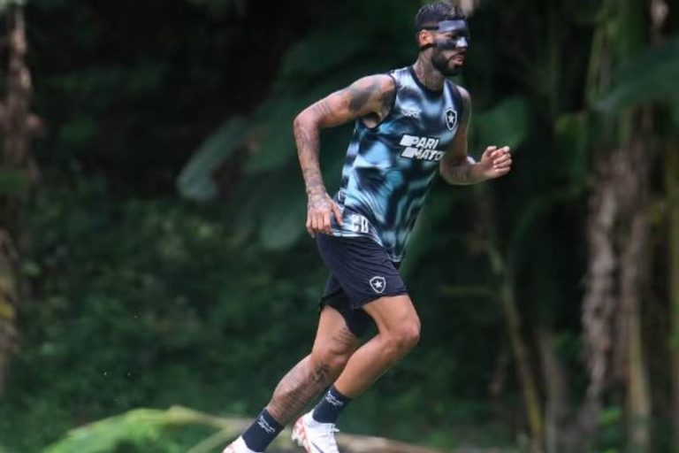 Alexander Barboza em treino do Botafogo