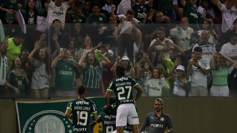 Torcedores e jogadores do Palmeiras na Arena Barueri