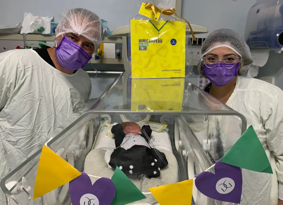 Bebês com uniforme da seleção brasileira trazem mensagens de incentivo aos jogadores. Foto: Reprodução/HNSG.