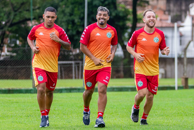 Matheus Bidu, lateral-esquerdo, durante treino no Guarani