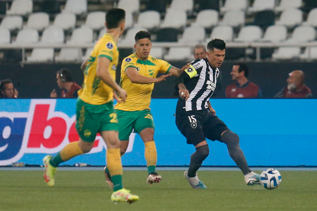 Cuesta, zagueiro, em Botafogo x Defensa y Justicia