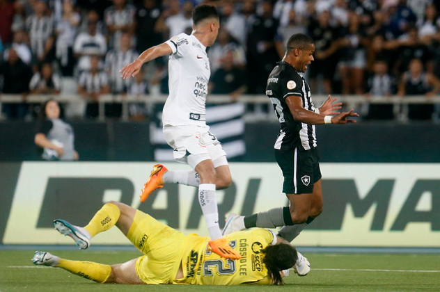 Disputa de bola em Botafogo x Corinthians