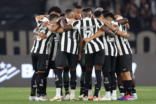 Jogadores do Botafogo reunidos no Nilton Santos