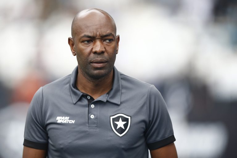 Cláudio Caçapa, técnico do Botafogo