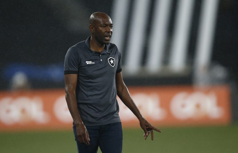 Cláudio Caçapa, técnico do Botafogo