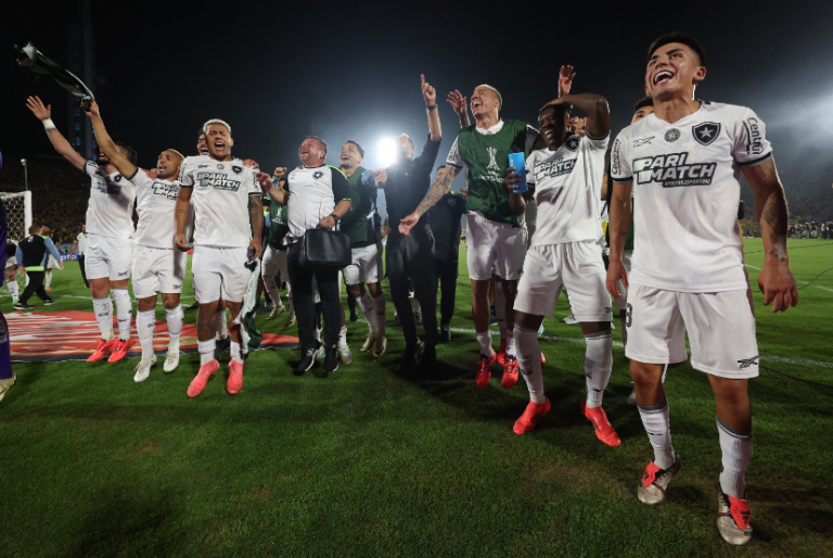 Jogadores do Botafogo comemorando a vaga na final da Libertadores 2024