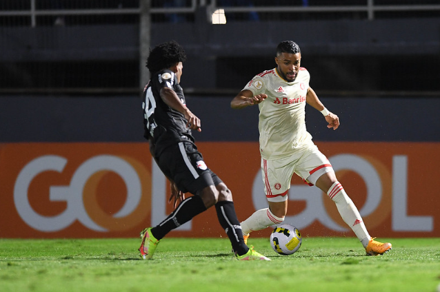 Hurtado - lateral-direito - e Wanderson, atacante, em Bragantino x Internacional