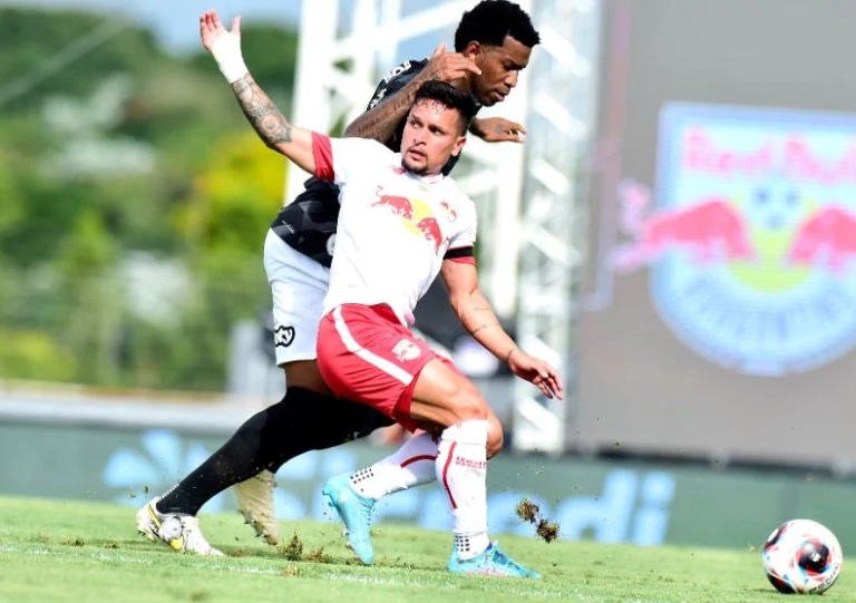 Artur marcou o gol da vitória do Red Bull Bragantino contra o Corinthians