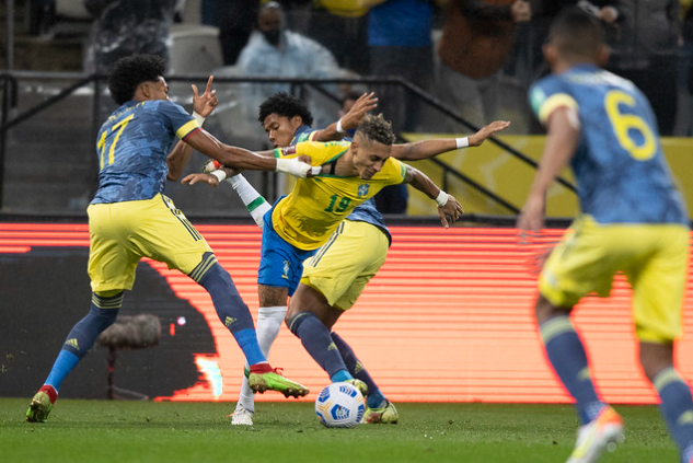 Disputa de bola em Brasil x Colômbia