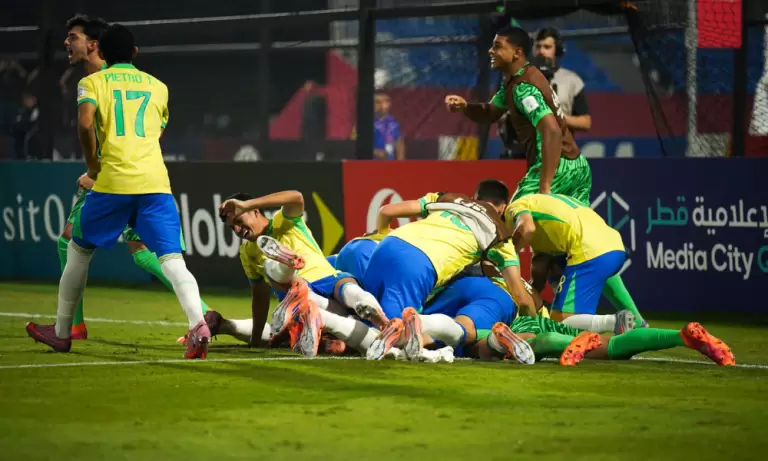 brasil comemorando a classificação sobre a frança na copa do mundo sub-17