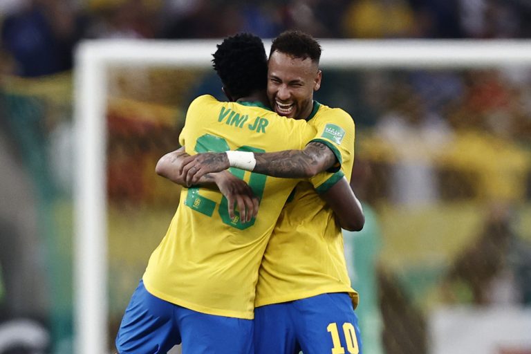 Vini Jr. e Neymar em jogo pela seleção brasielira