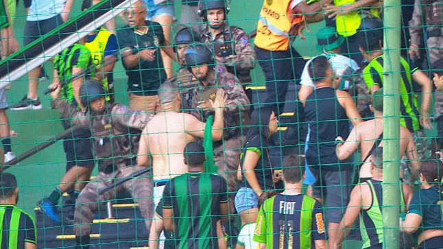 Confusão entre torcedores do América-MG na Arena Independência