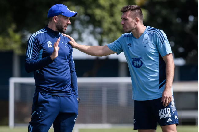 Zagueiro Eduardo Brock e técnico Paulo Pezzolano, no Cruzeiro