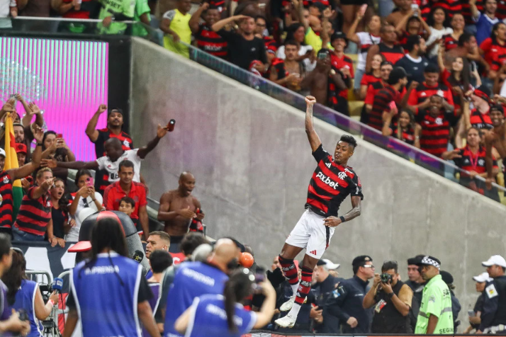 Bruno Henrique e torcida do Flamengo no Maracanã