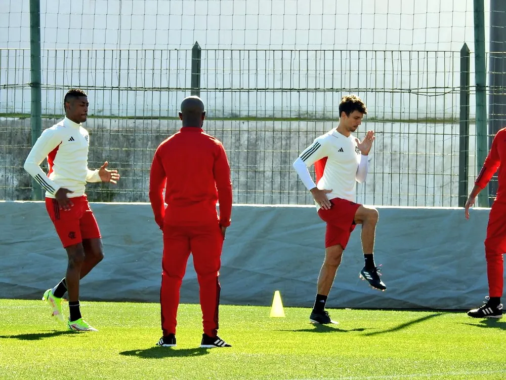 Bruno Henrique e Rodrigo Caio em treino do Flamengo no Marrocos — Foto: Fred Gomes