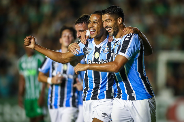 Bruno Alves e Luis Suárez, jogadores do Grêmio