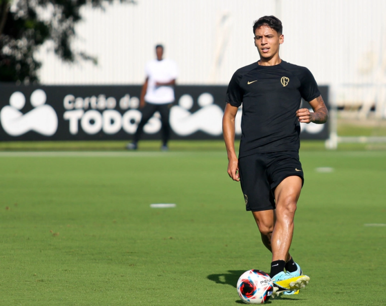 Caetano, zagueiro do Corinthians