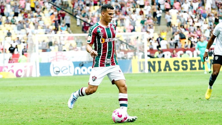 Calegari poderá voltar a atuar como volante no Fluminense. Foto: Mailson Santana/Fluminense FC