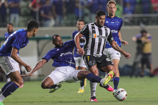 Disputa de bola em Cruzeiro x Atlético-MG